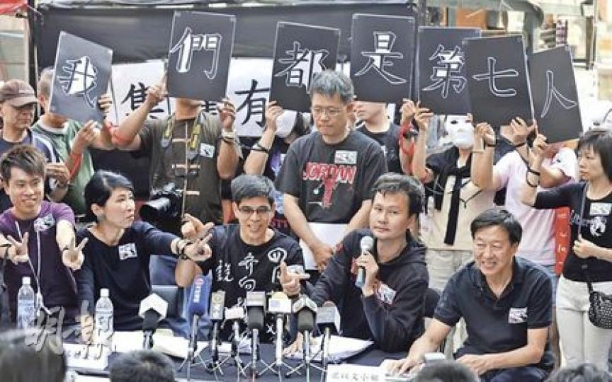5名被祥達發展控告的被告,全是「反對興建美孚新邨屏風樓工作小組」成員,包括余慧根(後排左一戴帽者)、張志賢(中間站立者)、葉少舟(前排右一)、王德全(前排右二)及盧松昌(前排中)。一眾居民和支持者高舉「我們都是第七人」紙牌,自認是祥達控告阻礙工程的「第七被告」。(何家達攝) 5名被祥達發展控告的被告,全是「反對興建美孚新邨屏風樓工作小組」成員,包括余慧根(後排左一戴帽者)、張志賢(中間站立者)、葉少舟(前排右一)、王德全(前排右二)及盧松昌(前排中)。一眾居民和支持者高舉「我們都是第七人」紙牌,自認是祥達控告阻礙工程的「第七被告」。(何家達攝)