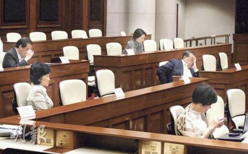隨着公眾關注度降低,雷曼小組亦一度出現「逃亡潮」,委員人數由全盛時的27人減至現在的16人。議員熱情退卻,但公帑已花去至少1600萬元。圖為小組上周二開會情况。(李紹昌攝)有雷曼小組成員歸咎,主席何鍾泰未能掌握進度,令會議沒完沒了。(李紹昌攝)(明報製圖) 隨着公眾關注度降低,雷曼小組亦一度出現「逃亡潮」,委員人數由全盛時的27人減至現在的16人。議員熱情退卻,但公帑已花去至少1600萬元。圖為小組上周二開會情况。(李紹昌攝)有雷曼小組成員歸咎,主席何鍾泰未能掌握進度,令會議沒完沒了。(李紹昌攝)(明報製圖)