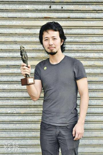 為電影金像獎設計獎座的雕塑藝術家何文聰放棄穩定工作，現要面對加租兩成的考驗。（葉漢華攝）來自火炭、觀塘、新蒲崗的工廈藝術工作者昨日在火炭工廈外表演。圖中表演團體「三五成群」剛被業主逼遷。（葉漢華攝）