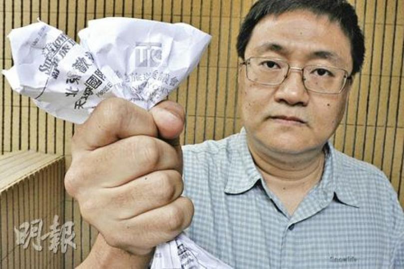 港人陳永財去年暑假參加新華旅遊北京團,不滿行程及領隊,投訴8個月後獲旅遊業議會裁定新華須向各投訴團友賠償100元,但他不滿旅行社沒任何處分,憤而握毁議會回信及行程紀錄等文件。(余俊亮攝) 港人陳永財去年暑假參加新華旅遊北京團,不滿行程及領隊,投訴8個月後獲旅遊業議會裁定新華須向各投訴團友賠償100元,但他不滿旅行社沒任何處分,憤而握毁議會回信及行程紀錄等文件。(余俊亮攝)