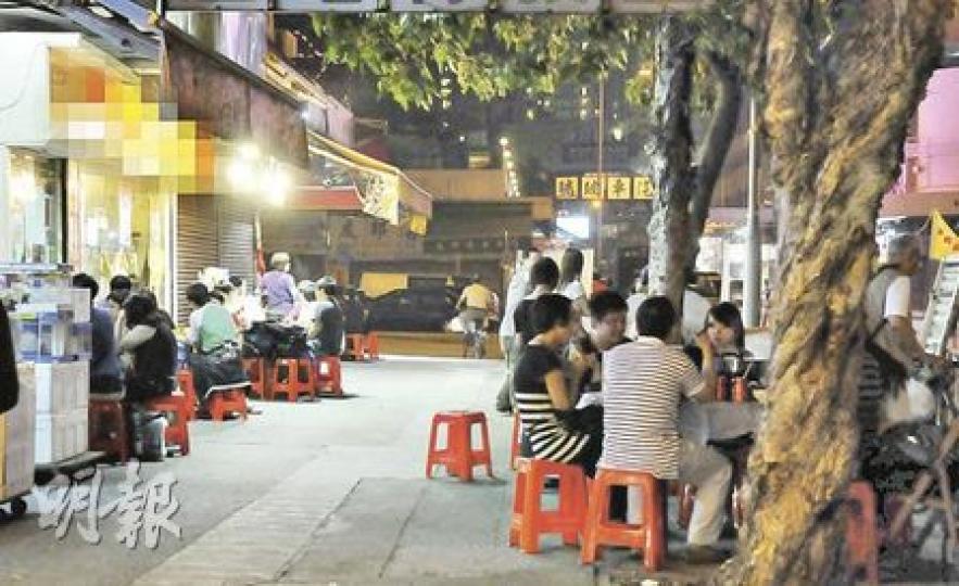 有市民投訴,元朗鳳攸北街行人路晚上遭擺放枱椅做生意。有食肆經營者承認,晚間「偷雞」擺枱招呼客人。(明報記者攝)楊屋道行人路邊昨午仍擺放回收廢料鐵籠及載滿紙皮的手推車。(明報記者攝) 有市民投訴,元朗鳳攸北街行人路晚上遭擺放枱椅做生意。有食肆經營者承認,晚間「偷雞」擺枱招呼客人。(明報記者攝)楊屋道行人路邊昨午仍擺放回收廢料鐵籠及載滿紙皮的手推車。(明報記者攝)