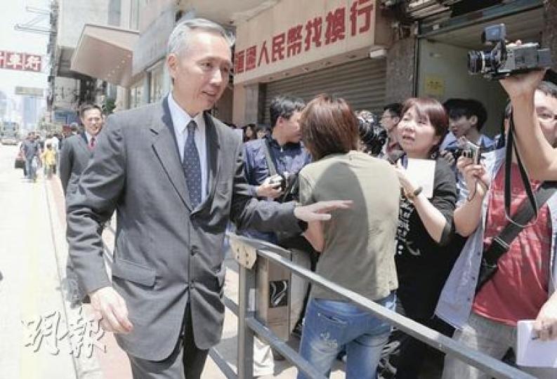 信置今年首個樓盤開售，主席黃志祥親自到場視察。（劉焌陶攝）御匯昨日上午十時揀樓，現場聚集不少準買家。（劉焌陶攝）買家心聲﹕陳先生指出，本身住奧運站，是次斥資逾240萬元購入御匯中層D室，是贈予爸爸作收租之用。由於樓盤鄰近港鐵，周邊食肆較多，雖然樓價高企，但項目銀碼細，一旦價格回落都「無咁傷」，故趁低息買樓。（劉焌陶攝）買家心聲﹕不願透露姓氏之買家（左）指出，本身居於港島區，有見項目價錢OK，因此購入1個中層單位作投資，對於銀行調升H按息，她指未帶來壓力。（劉焌陶攝）