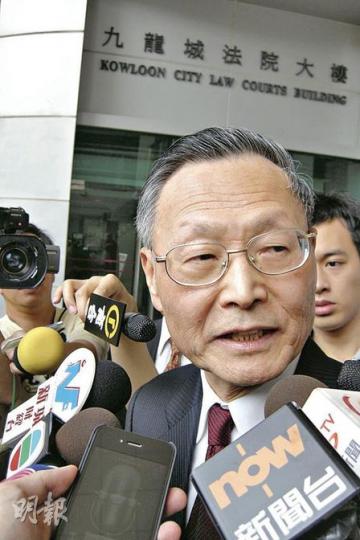 前屋宇署長蔡宇略昨判罪成後,表示會與律師考慮判辭才決定會否上訴,又堅稱作為專業工程師,需根據專業道德做事。(林景輝攝)圖中兩單位就是蔡宇略與樓下投訴人,位於太子道西加多利大廈的豪宅單位。(劉焌陶攝) 前屋宇署長蔡宇略昨判罪成後,表示會與律師考慮判辭才決定會否上訴,又堅稱作為專業工程師,需根據專業道德做事。(林景輝攝)圖中兩單位就是蔡宇略與樓下投訴人,位於太子道西加多利大廈的豪宅單位。(劉焌陶攝)