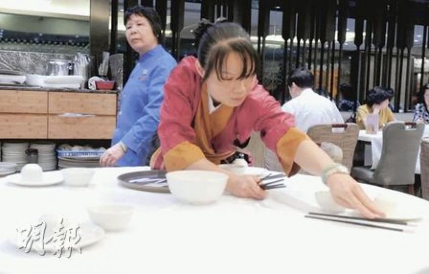 最低工資實施前夕，稻香集團旗下食肆在早、午時段不再向食客派發湯匙及筷子托，食客有需要可向職員提出要求，部分顧客感到不便。（劉焌陶攝）
