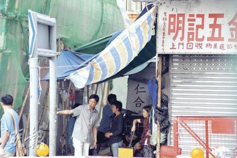 楊屋道廢料回收檔被指長期阻街，昨午有佩戴證件的便衣人員（灰衣）到場了解勸喻。（葉漢華攝）