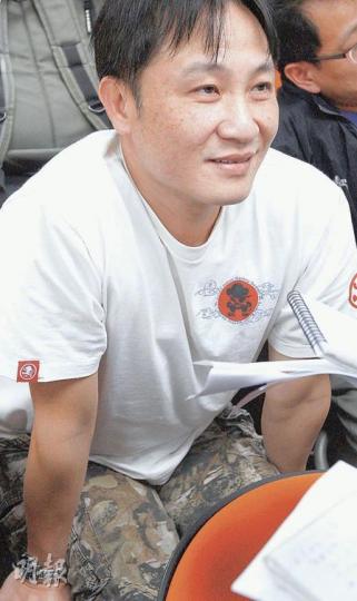 護士凌先生指公立醫院沒有足夠人手，未能為病人提供適切照顧，服務「無專業可言」。（李紹昌攝）