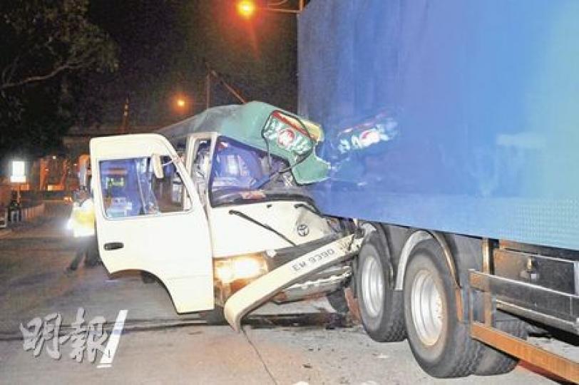 荃灣專線小巴狂撞貨車,小巴車頭損毁嚴重,多名乘客受傷。(衛永康攝)多名專線小巴乘客受傷,部分人坐在地上,等候救護員送院。(衛永康攝) 荃灣專線小巴狂撞貨車,小巴車頭損毁嚴重,多名乘客受傷。(衛永康攝)多名專線小巴乘客受傷,部分人坐在地上,等候救護員送院。(衛永康攝)