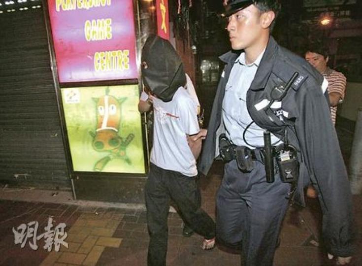 警員再三盤問下,「笨賊」和盤托出事實,其後被黑布蒙頭鎖上手銬帶署調查。(雲錦鋒攝)令「笨賊」被困的遊戲機中心,並無損失,昨日照常營業。(雲錦鋒攝) 警員再三盤問下,「笨賊」和盤托出事實,其後被黑布蒙頭鎖上手銬帶署調查。(雲錦鋒攝)令「笨賊」被困的遊戲機中心,並無損失,昨日照常營業。(雲錦鋒攝)
