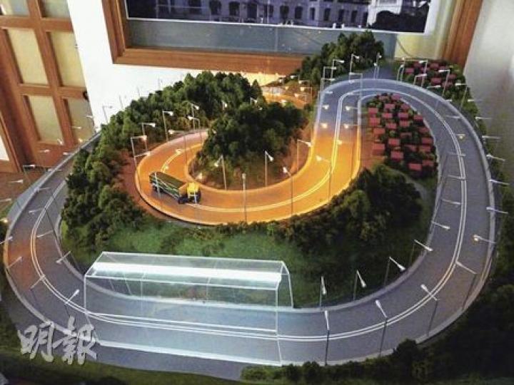 港大電機電子工程系學生製作荃錦公路模型,示範如何因應車產生的磁場,由感應器控制街燈開關。(鄭穎瑩攝) 港大電機電子工程系學生製作荃錦公路模型,示範如何因應車產生的磁場,由感應器控制街燈開關。(鄭穎瑩攝)