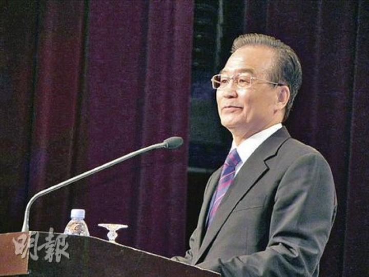 溫家寶在與學生對話時表示,從未想過政治,更無想過要做總理,但是中國的改革開放把他引向了政治舞台。(李泉攝)馬來亞大學學生向到訪的溫家寶獻上傳統舞蹈和工藝品。(李泉攝) 溫家寶在與學生對話時表示,從未想過政治,更無想過要做總理,但是中國的改革開放把他引向了政治舞台。(李泉攝)馬來亞大學學生向到訪的溫家寶獻上傳統舞蹈和工藝品。(李泉攝)
