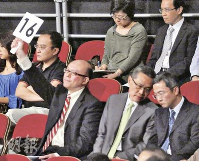 南豐董事總經理蔡宏興(持16號牌者)昨日進入拍賣場前,已事先張揚會與永泰地產合作投地。事實上,兩發展商過往曾合作發展沙田「晉名峰」、西貢「溱喬」等樓盤,堪稱「老拍檔」。(劉焌陶攝) 南豐董事總經理蔡宏興(持16號牌者)昨日進入拍賣場前,已事先張揚會與永泰地產合作投地。事實上,兩發展商過往曾合作發展沙田「晉名峰」、西貢「溱喬」等樓盤,堪稱「老拍檔」。(劉焌陶攝)