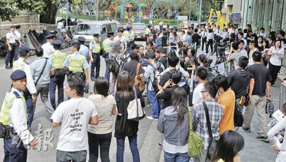 政府昨日在伊利沙伯體育館舉行土地拍賣,美孚居民及殘疾人士爭取交通半費優惠聯席昨在會場外示威請願,出動大批警員及保安維持秩序。(劉焌陶攝)約50個殘疾人士爭取交通半費優惠聯席成員,昨在政府拍賣土地會場外,要求作為九巴大股東之一的新鴻基地產盡社會責任,督促九巴為殘疾人士推行車費半價優惠。(李紹昌攝)美孚居民(圖)昨在土地拍賣會上多次高舉「17」號牌,即新世界發展的股票代號,高喊「新世界地產霸權」,指他們在美孚建「屏風樓」可恥。(劉焌陶攝) 政府昨日在伊利沙伯體育館舉行土地拍賣,美孚居民及殘疾人士爭取交通半費優惠聯席昨在會場外示威請願,出動大批警員及保安維持秩序。(劉焌陶攝)約50個殘疾人士爭取交通半費優惠聯席成員,昨在政府拍賣土地會場外,要求作為九巴大股東之一的新鴻基地產盡社會責任,督促九巴為殘疾人士推行車費半價優惠。(李紹昌攝)美孚居民(圖)昨在土地拍賣會上多次高舉「17」號牌,即新世界發展的股票代號,高喊「新世界地產霸權」,指他們在美孚建「屏風樓」可恥。(劉焌陶攝)