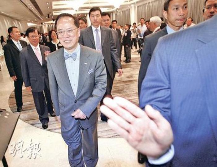 警方落案起訴涉嫌襲擊特首曾蔭權的社民連成員黃俊杰,曾蔭權(前)昨晚出席工聯會「五.一」國際勞動節酒會,身邊有數名戴着耳機的政府人員貼身保護。(林振東攝)社民連黃俊杰(前右四)昨日被警方改以「在公眾地方作出擾亂秩序的行為」罪名正式起訴,案件下周三提堂。一批社民連成員昨拉隊在警署門外撐場,聲援黃俊杰。(陳淑安攝) 警方落案起訴涉嫌襲擊特首曾蔭權的社民連成員黃俊杰,曾蔭權(前)昨晚出席工聯會「五.一」國際勞動節酒會,身邊有數名戴着耳機的政府人員貼身保護。(林振東攝)社民連黃俊杰(前右四)昨日被警方改以「在公眾地方作出擾亂秩序的行為」罪名正式起訴,案件下周三提堂。一批社民連成員昨拉隊在警署門外撐場,聲援黃俊杰。(陳淑安攝)