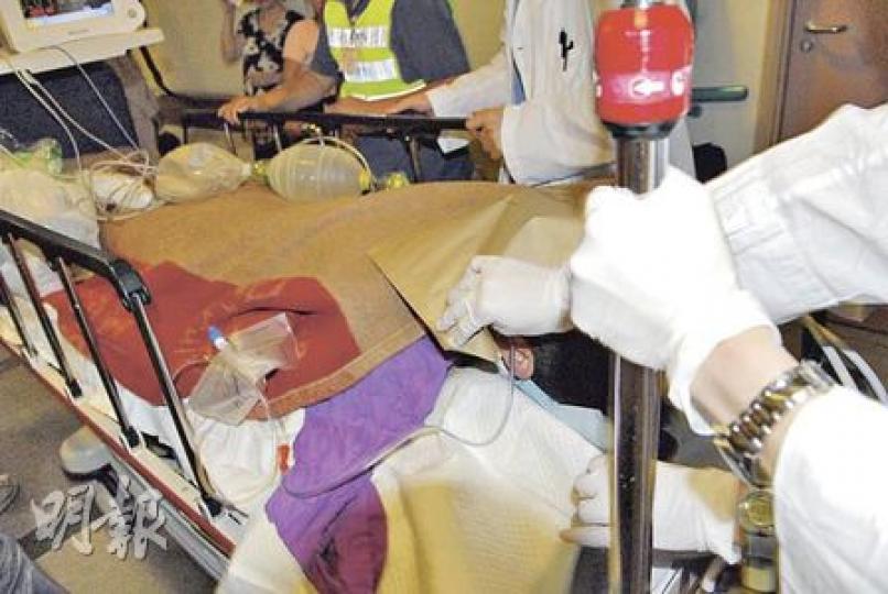姓梁醫生在東華醫院飲滴露懷疑自殺,送院救治。(梁琬珊攝) 姓梁醫生在東華醫院飲滴露懷疑自殺,送院救治。(梁琬珊攝)