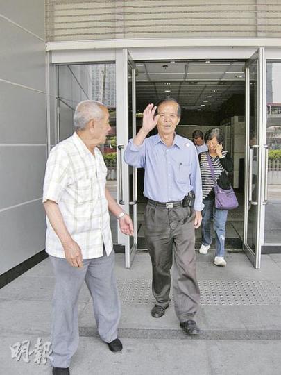 「波叔」被告陳錦清在數名村民陪同下到庭應訊,對於案件以簽保守行為形式處理, 波叔稱「算係咁啦,邊有時間同金錢同佢糾纏落去」。(梁珮珊攝) 「波叔」被告陳錦清在數名村民陪同下到庭應訊,對於案件以簽保守行為形式處理, 波叔稱「算係咁啦,邊有時間同金錢同佢糾纏落去」。(梁珮珊攝)