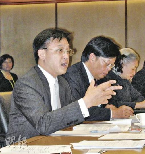 連香港律師會副會長何君堯(左)也闖不過內地考試一關,可知門檻確實不易跨過。圖右為梁愛詩,中為律師會會長王桂壎。(明報記者攝)
連香港律師會副會長何君堯(左)也闖不過內地考試一關,可知門檻確實不易跨過。圖右為梁愛詩,中為律師會會長王桂壎。(明報記者攝)