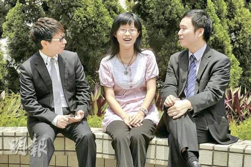 精神科專科醫生陳國棟(左)及再生會主席黃至生(右)提醒,年輕人面對學業、人際關係等亦會出現抑鬱情緒,王楚夷(中)會考放榜後被診斷患上抑鬱症,經治療後情况已好轉。(余俊亮攝) 精神科專科醫生陳國棟(左)及再生會主席黃至生(右)提醒,年輕人面對學業、人際關係等亦會出現抑鬱情緒,王楚夷(中)會考放榜後被診斷患上抑鬱症,經治療後情况已好轉。(余俊亮攝)