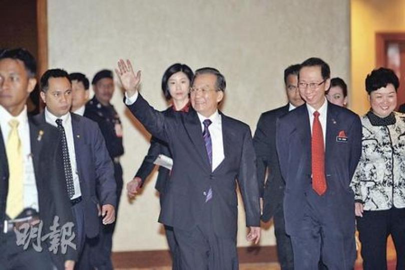 總理溫家寶昨日上午抵達接見馬來西亞華人、中資機構員工及留學生的會場。他身後是其御用女翻譯員張璐。(李泉攝) 總理溫家寶昨日上午抵達接見馬來西亞華人、中資機構員工及留學生的會場。他身後是其御用女翻譯員張璐。(李泉攝)