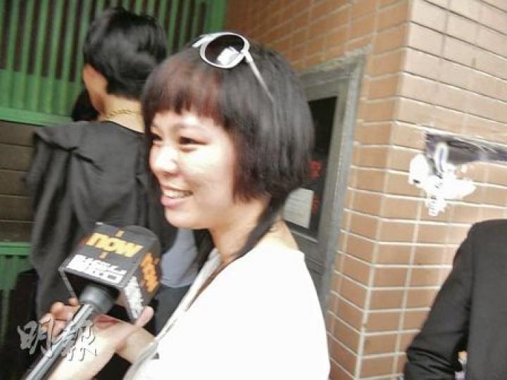 來自溫州的董小姐表示,御匯上一輪開售時,她是其中一名超過100號揀樓籌的向隅客,是次獲得88號,望再有機會購得一個單位,她現於廣州工作,認為本港買樓不會如內地有限購政策管制。(鄧雅各攝) 來自溫州的董小姐表示,御匯上一輪開售時,她是其中一名超過100號揀樓籌的向隅客,是次獲得88號,望再有機會購得一個單位,她現於廣州工作,認為本港買樓不會如內地有限購政策管制。(鄧雅各攝)