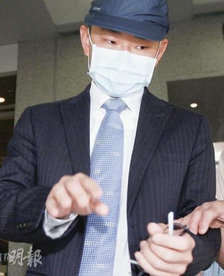 畢馬威會計師事務所高級經理梁思哲,昨獲判無罪後先與家人在法庭房間內祈禱,然後蒙面急步離開法庭,對記者提問不予置評。(李紹昌攝)
畢馬威會計師事務所高級經理梁思哲,昨獲判無罪後先與家人在法庭房間內祈禱,然後蒙面急步離開法庭,對記者提問不予置評。(李紹昌攝)