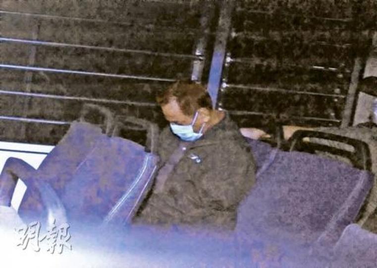「公屋槍王」梁國熾月中在家抹槍時中槍受傷,被控無牌管有槍械,裁判官將他還押至6月9日,以待警方檢驗涉案軍火。(尹錦恩攝) 「公屋槍王」梁國熾月中在家抹槍時中槍受傷,被控無牌管有槍械,裁判官將他還押至6月9日,以待警方檢驗涉案軍火。(尹錦恩攝)