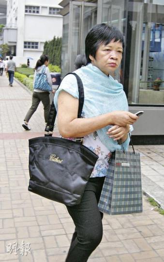 被告何瑞華昨承認浪費警力罪,獲准以500元保釋外出等候判刑。(梁珮珊攝) 被告何瑞華昨承認浪費警力罪,獲准以500元保釋外出等候判刑。(梁珮珊攝)