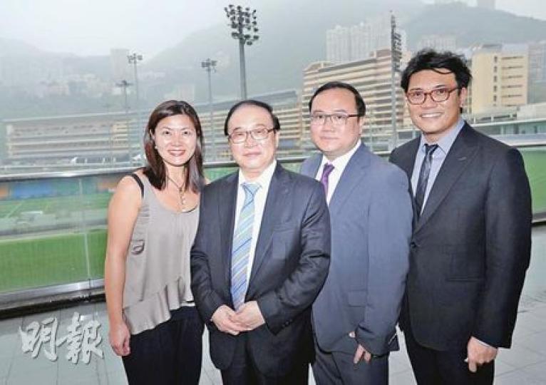 本地大馬主蕭百君(左二)、長子蕭劍平(左三)、長女蕭劍瑩(左一)及幼子蕭劍新(右一),4人在本港共養有9匹賽駒,其中3匹將於下周日舉行的女皇盃賽事同場競技,為香港賽馬史上首次。(何家達攝) 本地大馬主蕭百君(左二)、長子蕭劍平(左三)、長女蕭劍瑩(左一)及幼子蕭劍新(右一),4人在本港共養有9匹賽駒,其中3匹將於下周日舉行的女皇盃賽事同場競技,為香港賽馬史上首次。(何家達攝)