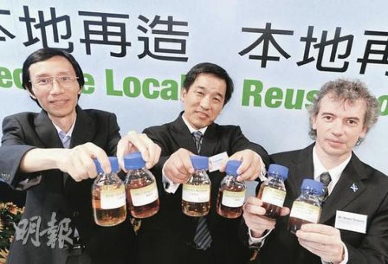 泰榮環保科技國際有限公司執行董事蔡秀炎(中)指去年本地廢食油多達2000萬公升,只有15%轉化成生物柴油供本地使用,認為市場仍有空間繼續開拓。圖左及右分別為香港地球之友總幹事劉祉鋒及Edinburgh Napier大學蘇格蘭國家生物燃料中心總監Martin Tangney。(尹錦恩攝) 泰榮環保科技國際有限公司執行董事蔡秀炎(中)指去年本地廢食油多達2000萬公升,只有15%轉化成生物柴油供本地使用,認為市場仍有空間繼續開拓。圖左及右分別為香港地球之友總幹事劉祉鋒及Edinburgh Napier大學蘇格蘭國家生物燃料中心總監Martin Tangney。(尹錦恩攝)