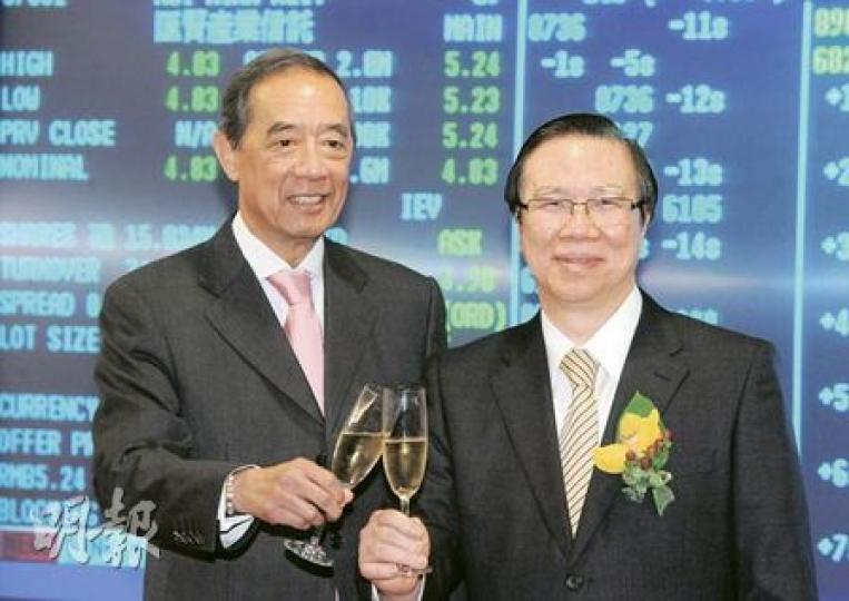 匯賢主席甘慶林(右)表示欣賞港交所開創人民幣新股概念,為推進人民幣國際化踏出重要一步。圖為甘慶林與夏佳理碰杯慶祝匯賢上市。(尹錦恩攝)匯賢獨立非執行董事鄭海泉表示,匯賢昨日掛牌「潛水」主要與股市整體下跌有關,估計日後人民幣股票交投將會逐漸轉趨活躍。(尹錦恩攝)李小加表示,為昨日掛牌首日即告「破底」的匯賢能成功上市感到高興,並具有重大歷史意義。(尹錦恩攝) 匯賢主席甘慶林(右)表示欣賞港交所開創人民幣新股概念,為推進人民幣國際化踏出重要一步。圖為甘慶林與夏佳理碰杯慶祝匯賢上市。(尹錦恩攝)匯賢獨立非執行董事鄭海泉表示,匯賢昨日掛牌「潛水」主要與股市整體下跌有關,估計日後人民幣股票交投將會逐漸轉趨活躍。(尹錦恩攝)李小加表示,為昨日掛牌首日即告「破底」的匯賢能成功上市感到高興,並具有重大歷史意義。(尹錦恩攝)