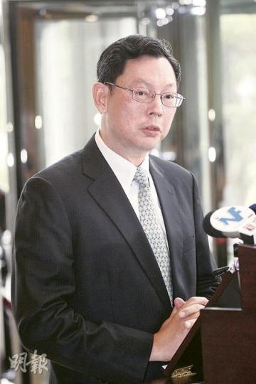 金管局總裁陳德霖表示,關注銀行界今年對存款增長目標是否可行。(李紹昌攝)(明報製圖) 金管局總裁陳德霖表示,關注銀行界今年對存款增長目標是否可行。(李紹昌攝)(明報製圖)