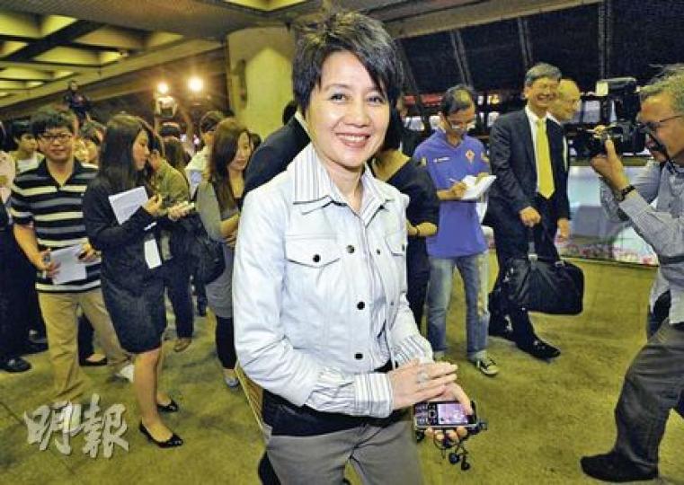 四房梁安琪剛解決了何鴻燊家族「分燊家」的紛爭,昨日仍被記者追問關於家族的問題。(何家達攝) 四房梁安琪剛解決了何鴻燊家族「分燊家」的紛爭,昨日仍被記者追問關於家族的問題。(何家達攝)