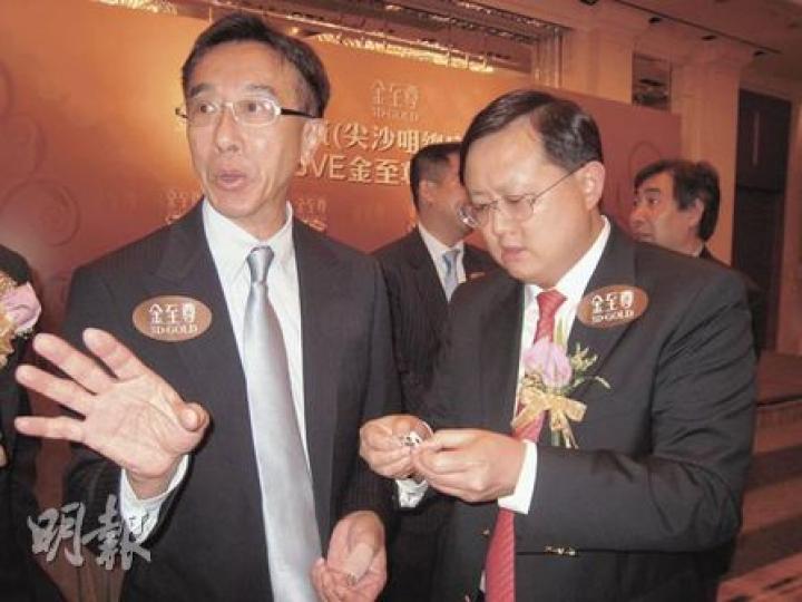 旅發局主席田北俊(左)出席金至尊新店開幕活動,金至尊老闆黃英豪貼心招呼。(陳健佳攝) 旅發局主席田北俊(左)出席金至尊新店開幕活動,金至尊老闆黃英豪貼心招呼。(陳健佳攝)