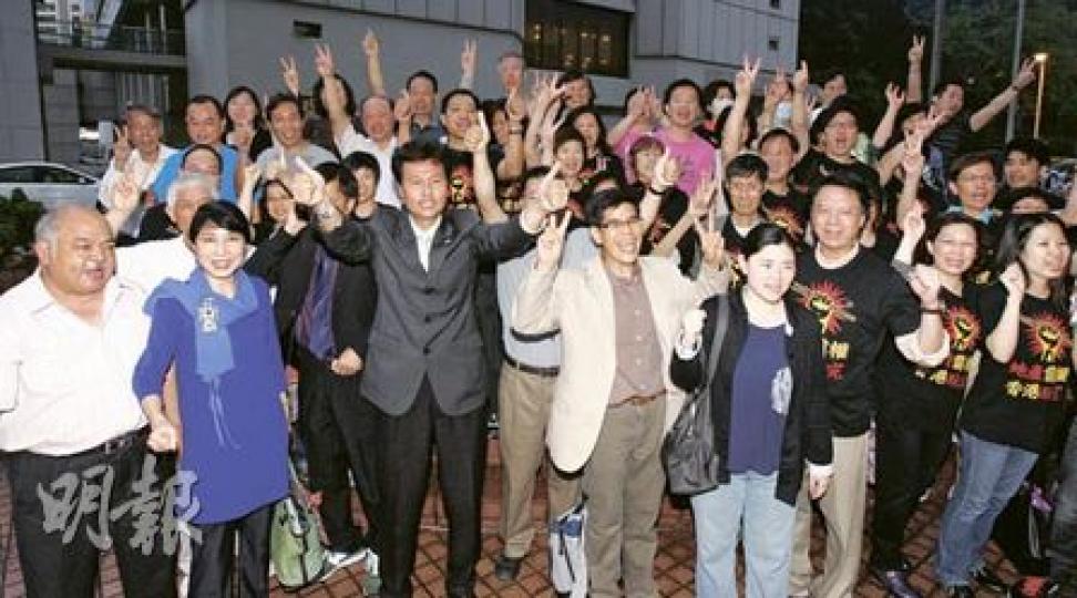 邨民成功押後臨時禁制令後,多名被告包括阿牛曾健成(前排左起)、毛孟靜、公民黨深水埗區議員王德全、居民盧松昌等高舉V字手勢,情緒高漲。(李紹昌攝) 邨民成功押後臨時禁制令後,多名被告包括阿牛曾健成(前排左起)、毛孟靜、公民黨深水埗區議員王德全、居民盧松昌等高舉V字手勢,情緒高漲。(李紹昌攝)