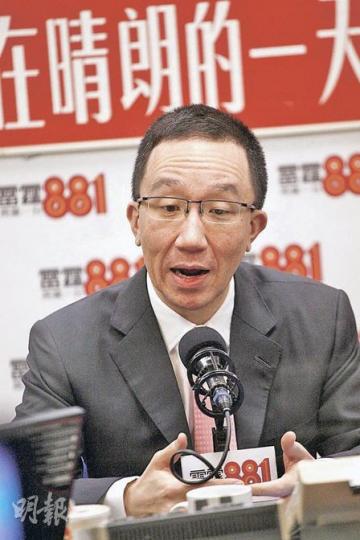 食物及衛生局副局長梁卓偉出席商台訪問時表示,政府針對內地孕婦來港產子的7招新措施,是希望杜絕中介公司牟利,前線醫護亦會對部分個案酌情處理。(李紹昌攝) 食物及衛生局副局長梁卓偉出席商台訪問時表示,政府針對內地孕婦來港產子的7招新措施,是希望杜絕中介公司牟利,前線醫護亦會對部分個案酌情處理。(李紹昌攝)