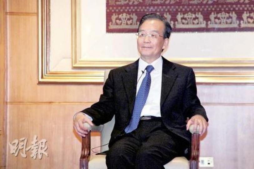 總理溫家寶昨晚會見香港記者,澄清內地與新加坡討論貨幣結算問題,不會改變中央維護提升香港金融中心地位的決心和立場。(明報記者攝)(明報製圖) 總理溫家寶昨晚會見香港記者,澄清內地與新加坡討論貨幣結算問題,不會改變中央維護提升香港金融中心地位的決心和立場。(明報記者攝)(明報製圖)