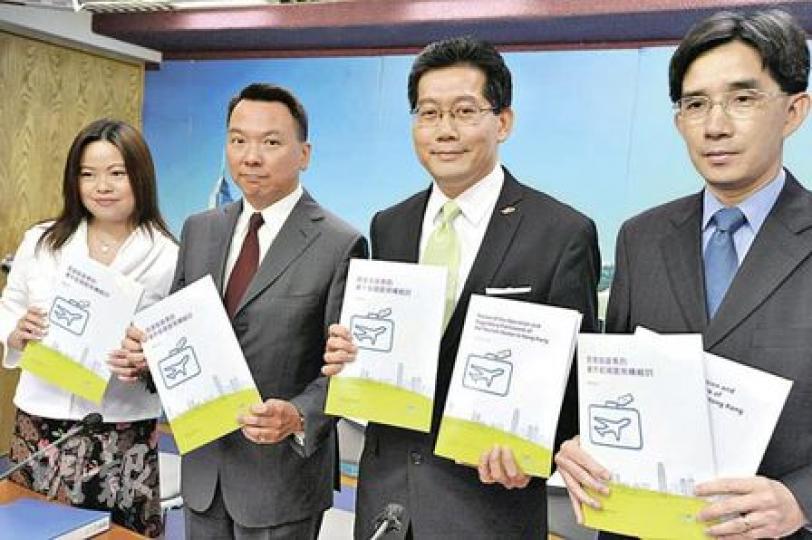 政府昨就旅遊業運作及規管架構檢討展開諮詢,並拋出4個改革方案。圖為署理商務及經濟發展局長蘇錦樑(右二)、商務及經濟發展局常秘(工商及旅遊)黃灝玄(右三)。(尹錦恩攝)(明報製圖) 政府昨就旅遊業運作及規管架構檢討展開諮詢,並拋出4個改革方案。圖為署理商務及經濟發展局長蘇錦樑(右二)、商務及經濟發展局常秘(工商及旅遊)黃灝玄(右三)。(尹錦恩攝)(明報製圖)