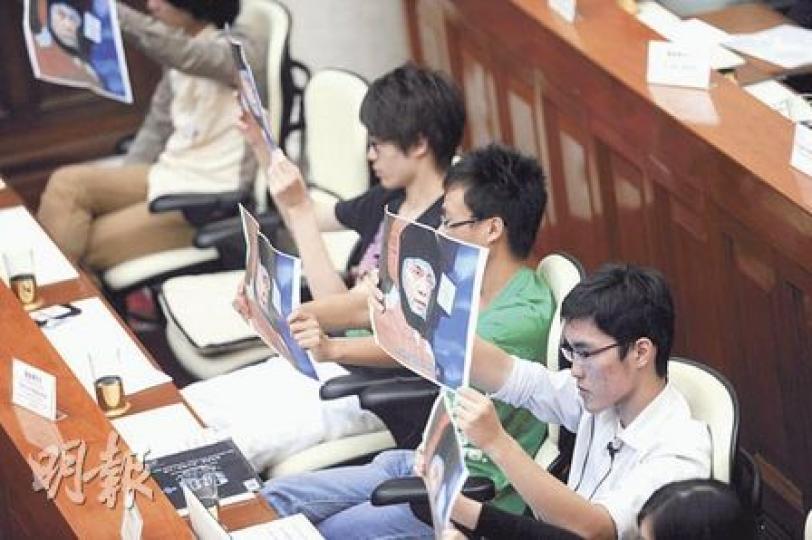 立法會環境事務委員會昨日討論核電問題,有要求政府停止擴核的團體,把環境局長邱騰華的頭像拼在漫畫人物上,紙上寫有「人類總要重複同樣的錯誤」。(尹錦恩攝) 立法會環境事務委員會昨日討論核電問題,有要求政府停止擴核的團體,把環境局長邱騰華的頭像拼在漫畫人物上,紙上寫有「人類總要重複同樣的錯誤」。(尹錦恩攝)