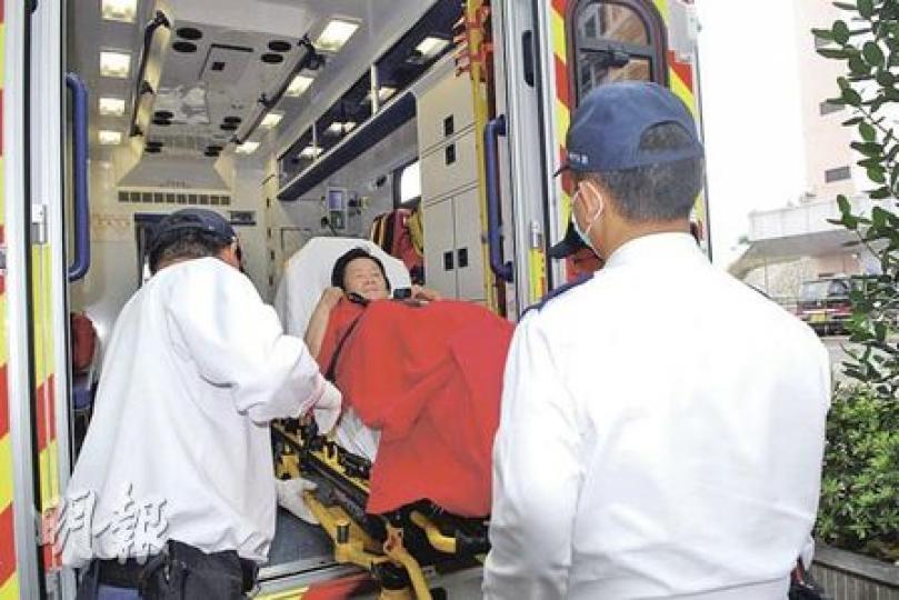 被困山上20小時的七旬老婦,事後由救護車送院治理,其間清醒。(梁琬珊攝) 被困山上20小時的七旬老婦,事後由救護車送院治理,其間清醒。(梁琬珊攝)