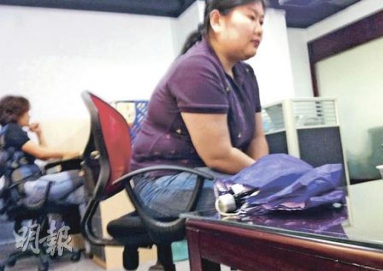 中介公司劉姓職員(紫衣者)向記者表示,只須到香港接受一次產檢便可取得證明書,待「作動」才直送香港分娩。有香港醫生強調此舉非常危險,因一次產檢無法保障懷孕7個月後出現妊娠糖尿、高血壓和蛋白尿等風險;作動後才來港,過程亦可能有風險。(明報記者攝)中介公司職員推薦的分娩套餐,價錢由15萬元至39萬元不等,最貴的套餐包括聲稱有6名護理人員24小時貼身照顧、在香港海景酒店入院待產1個月;職員更說,入住這些酒店,「出入會撞到明星」。(明報記者攝) 中介公司劉姓職員(紫衣者)向記者表示,只須到香港接受一次產檢便可取得證明書,待「作動」才直送香港分娩。有香港醫生強調此舉非常危險,因一次產檢無法保障懷孕7個月後出現妊娠糖尿、高血壓和蛋白尿等風險;作動後才來港,過程亦可能有風險。(明報記者攝)中介公司職員推薦的分娩套餐,價錢由15萬元至39萬元不等,最貴的套餐包括聲稱有6名護理人員24小時貼身照顧、在香港海景酒店入院待產1個月;職員更說,入住這些酒店,「出入會撞到明星」。(明報記者攝)