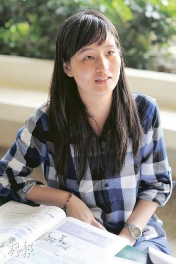 修讀中國研究(經濟)的杜同學將於6月畢業,是最低工資實施下首屆大學畢業生。對於大學生薪酬水平停滯不前,她認為市場經濟自有調節,「當僱主發現1萬元都請不到人,就自然要加工資」。她又指出,大學生比基層有較多求職選擇,最低工資法例對市場亦有正面影響,「基層工資上調,令他們增加消費,通貨膨脹,公司賺多了錢,都會與員工分享成果」。(何家達攝)主修英文的大二生盧同學認為,「基層加薪、大學生無份」並不合理,他認為清潔工受惠於最低工資加薪約2000元,大專生薪酬水平亦要相對調整,畢業生普遍應有1.2至1.3萬元 修讀中國研究(經濟)的杜同學將於6月畢業,是最低工資實施下首屆大學畢業生。對於大學生薪酬水平停滯不前,她認為市場經濟自有調節,「當僱主發現1萬元都請不到人,就自然要加工資」。她又指出,大學生比基層有較多求職選擇,最低工資法例對市場亦有正面影響,「基層工資上調,令他們增加消費,通貨膨脹,公司賺多了錢,都會與員工分享成果」。(何家達攝)主修英文的大二生盧同學認為,「基層加薪、大學生無份」並不合理,他認為清潔工受惠於最低工資加薪約2000元,大專生薪酬水平亦要相對調整,畢業生普遍應有1.2至1.3萬元