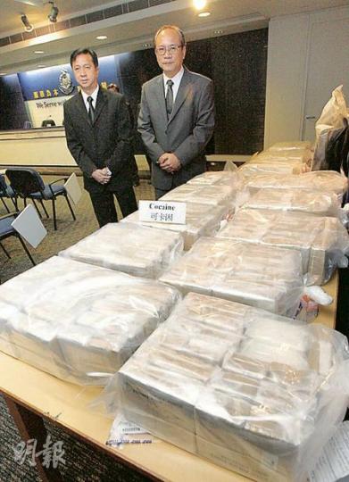 毒品調查科總警司李伯樂(右)及毒品調查科高級警司陳華勝表示,不排除有毒販利用香港轉運毒品,有信心能阻止毒品流入本地市場。(李紹昌攝)(明報製圖) 毒品調查科總警司李伯樂(右)及毒品調查科高級警司陳華勝表示,不排除有毒販利用香港轉運毒品,有信心能阻止毒品流入本地市場。(李紹昌攝)(明報製圖)