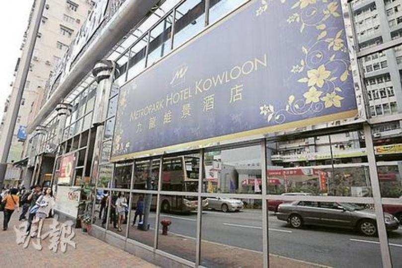 窩打老道一間酒店發生雙屍命案,兩名外籍男子被發現倒斃房間,現場遺下一小包懷疑毒品粉末。(樊銳昌攝)警方調查酒店雙屍案,仵工昨晚到場舁送兩具屍體到殮房等候剖驗。酒店方面安排黑箱車駛入停車場,以免驚動旁人。(衛永康攝) 窩打老道一間酒店發生雙屍命案,兩名外籍男子被發現倒斃房間,現場遺下一小包懷疑毒品粉末。(樊銳昌攝)警方調查酒店雙屍案,仵工昨晚到場舁送兩具屍體到殮房等候剖驗。酒店方面安排黑箱車駛入停車場,以免驚動旁人。(衛永康攝)