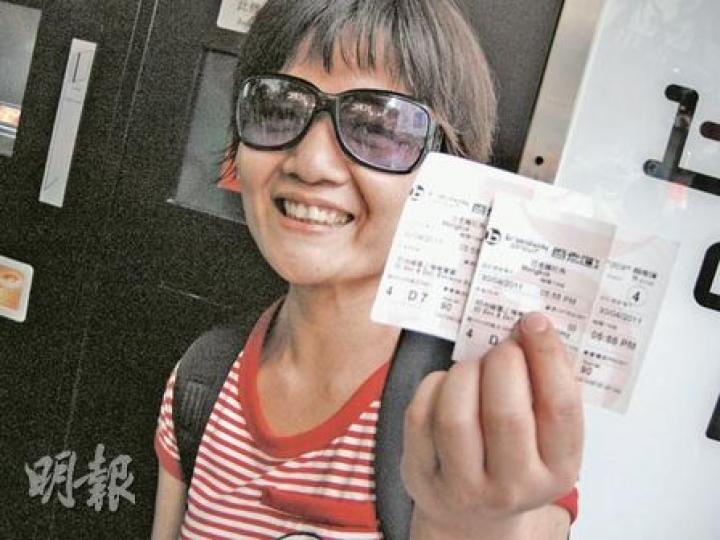 來自廣東的朱小姐(圖)偕友人專程到戲院欣賞《3D肉蒲團》(吳光熙攝) 來自廣東的朱小姐(圖)偕友人專程到戲院欣賞《3D肉蒲團》(吳光熙攝)
