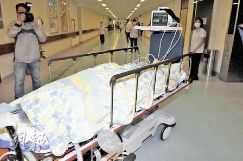 意外後,60歲張姓傷者被送往屯門醫院,須留院觀察。(林錫禮攝) 意外後,60歲張姓傷者被送往屯門醫院,須留院觀察。(林錫禮攝)