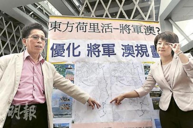 西貢區議員方國珊(右)建議政府將擬用作堆填區擴建部分的將軍澳137區,發展成傳媒和創意產業的集中地。圖左為香港規劃師學會會長譚寶堯。(尹錦恩攝) 西貢區議員方國珊(右)建議政府將擬用作堆填區擴建部分的將軍澳137區,發展成傳媒和創意產業的集中地。圖左為香港規劃師學會會長譚寶堯。(尹錦恩攝)
