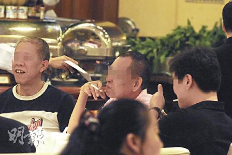 羅湖商業城頂層的丹桂軒酒樓內,這枱港客不知道室內禁煙法例生效,繼續吸煙,職員無上前禁止。(劉焌陶攝)羅湖商業城內,煙民無所不在,連負責維持商場秩序的商場保安都手持香煙(紅圈示),公然吸食。(劉焌陶攝) 羅湖商業城頂層的丹桂軒酒樓內,這枱港客不知道室內禁煙法例生效,繼續吸煙,職員無上前禁止。(劉焌陶攝)羅湖商業城內,煙民無所不在,連負責維持商場秩序的商場保安都手持香煙(紅圈示),公然吸食。(劉焌陶攝)