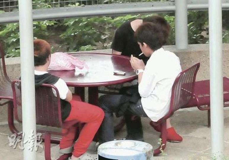 記者昨午在明德邨亦發現疑似童黨蹤影,3名少年在花園內吸煙及午睡,良久不願離去。(林錫禮攝) 記者昨午在明德邨亦發現疑似童黨蹤影,3名少年在花園內吸煙及午睡,良久不願離去。(林錫禮攝)