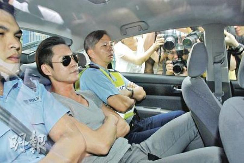 蔡一傑於港島交通部再接受酒精呼氣測試後,被帶往柴灣警署保釋,其右手近手腕位置明顯有傷。(雲錦鋒攝)穿著拖鞋駕駛豪華賓利跑車的蔡一傑,獲准保釋由警署坐的士返回薄扶林寓所,上樓前神情自若向記者揮手。(梁琬珊攝) 蔡一傑於港島交通部再接受酒精呼氣測試後,被帶往柴灣警署保釋,其右手近手腕位置明顯有傷。(雲錦鋒攝)穿著拖鞋駕駛豪華賓利跑車的蔡一傑,獲准保釋由警署坐的士返回薄扶林寓所,上樓前神情自若向記者揮手。(梁琬珊攝)