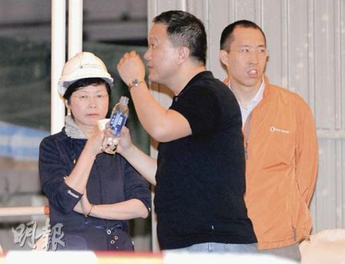 發展局長林鄭月娥(左)及市建局主席張震遠(中)昨於移樹期間亦有到場,張震遠更通宵監督整個過程。(蔡方山攝) 發展局長林鄭月娥(左)及市建局主席張震遠(中)昨於移樹期間亦有到場,張震遠更通宵監督整個過程。(蔡方山攝)
