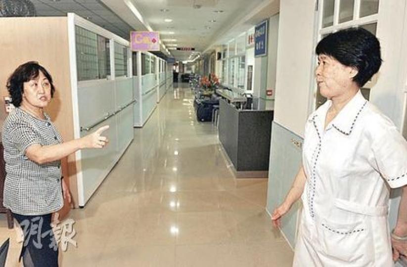 安老院院長陳邦彥(左)表示,最低工資令行業產生大震盪,不希望最終因法例實施,導致院舍入不敷支而要遣散員工,希望政府盡快資助院舍,助他們渡過難關。(劉焌陶攝) 安老院院長陳邦彥(左)表示,最低工資令行業產生大震盪,不希望最終因法例實施,導致院舍入不敷支而要遣散員工,希望政府盡快資助院舍,助他們渡過難關。(劉焌陶攝)